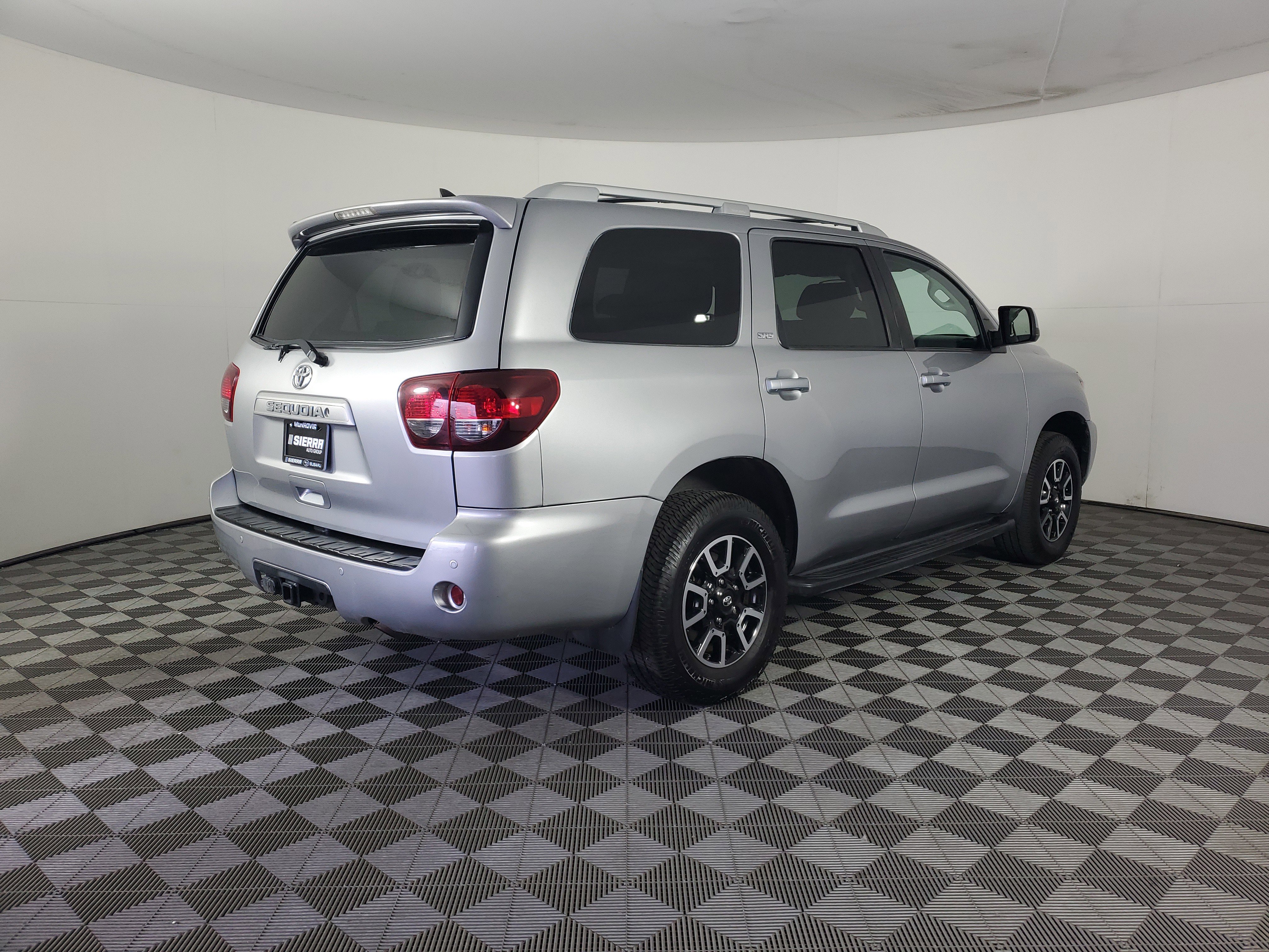 Used 2019 Toyota Sequoia SR5 AWD/4WD image 4