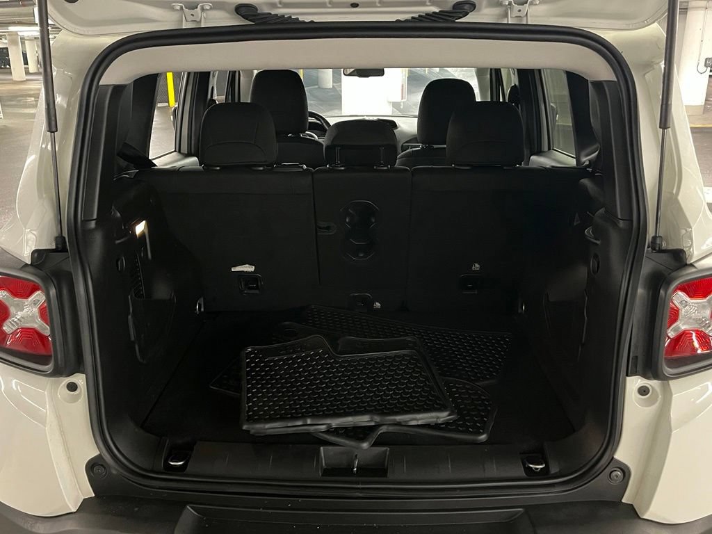 Used 2022 Jeep Renegade Trailhawk w/ Trailer Tow Group AWD/4WD image 35