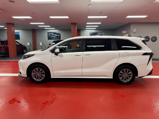 Certified 2025 Toyota Sienna LE FWD image 6