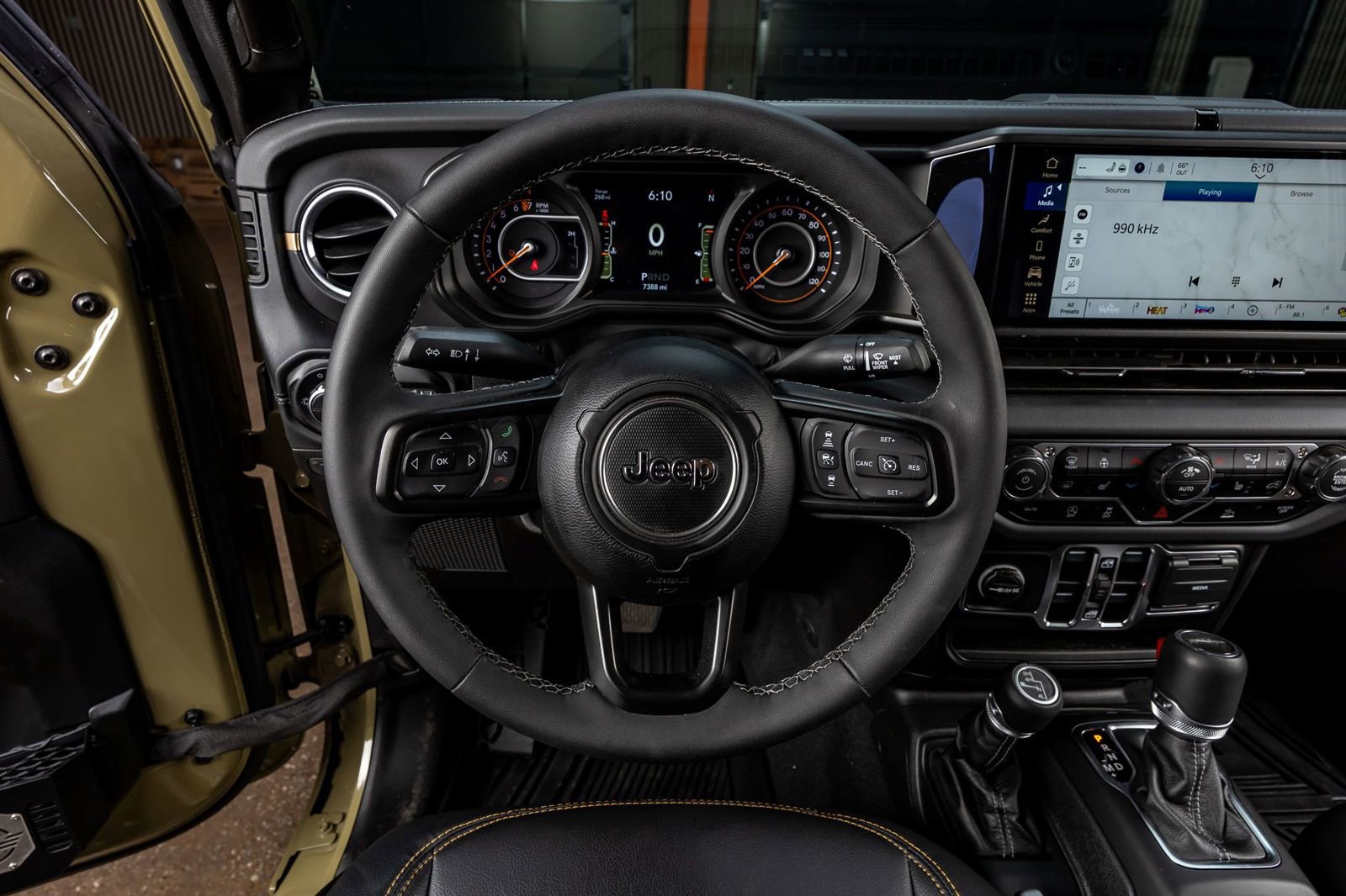 Used 2025 Jeep Gladiator Sport AWD/4WD image 18