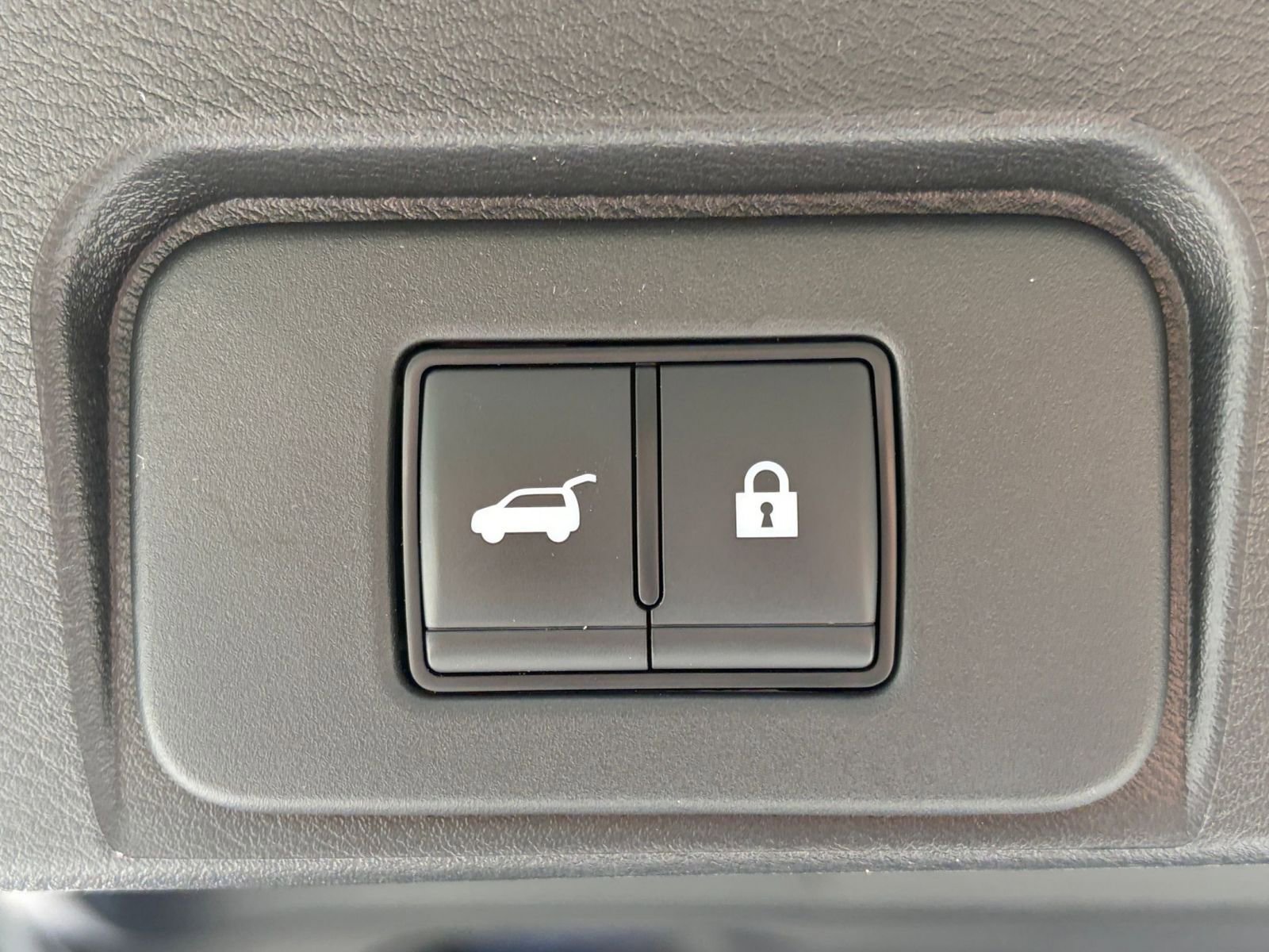 Used 2025 Nissan Rogue SV FWD image 24