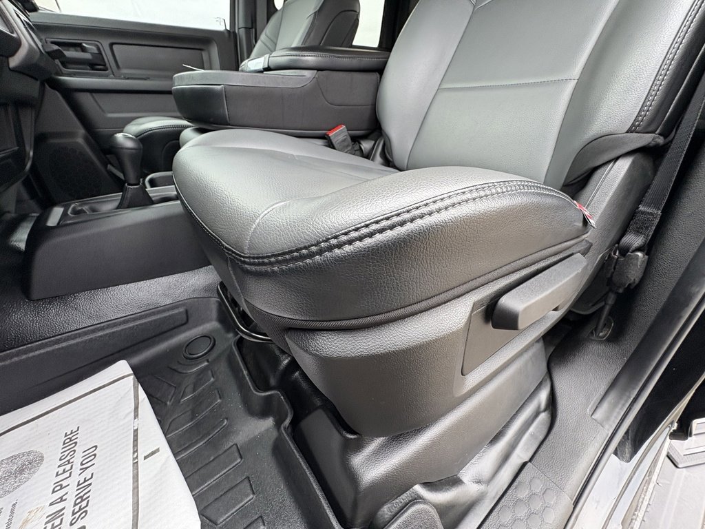 Used 2024 RAM 2500 Tradesman w/ Chrome Appearance Group image 35