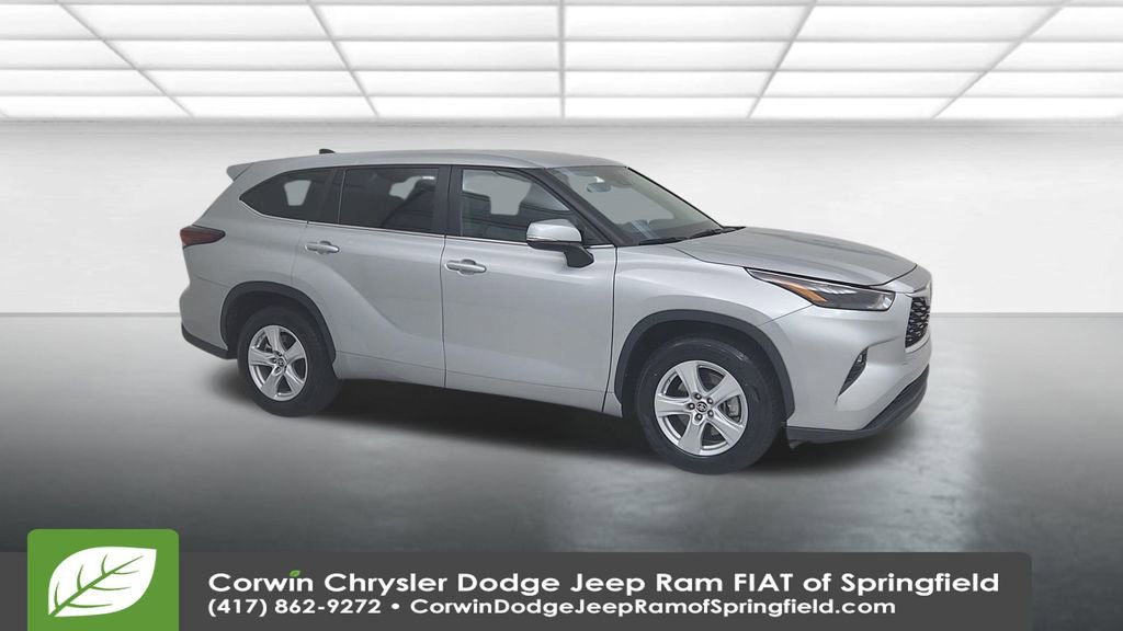 Used 2024 Toyota Highlander LE image 2