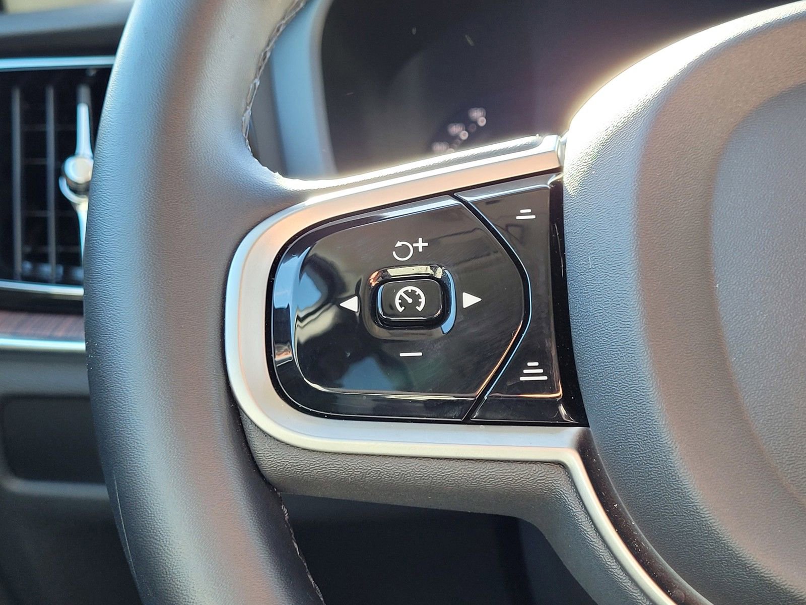 Used 2025 Volvo V60 B5 Cross Country Plus image 19