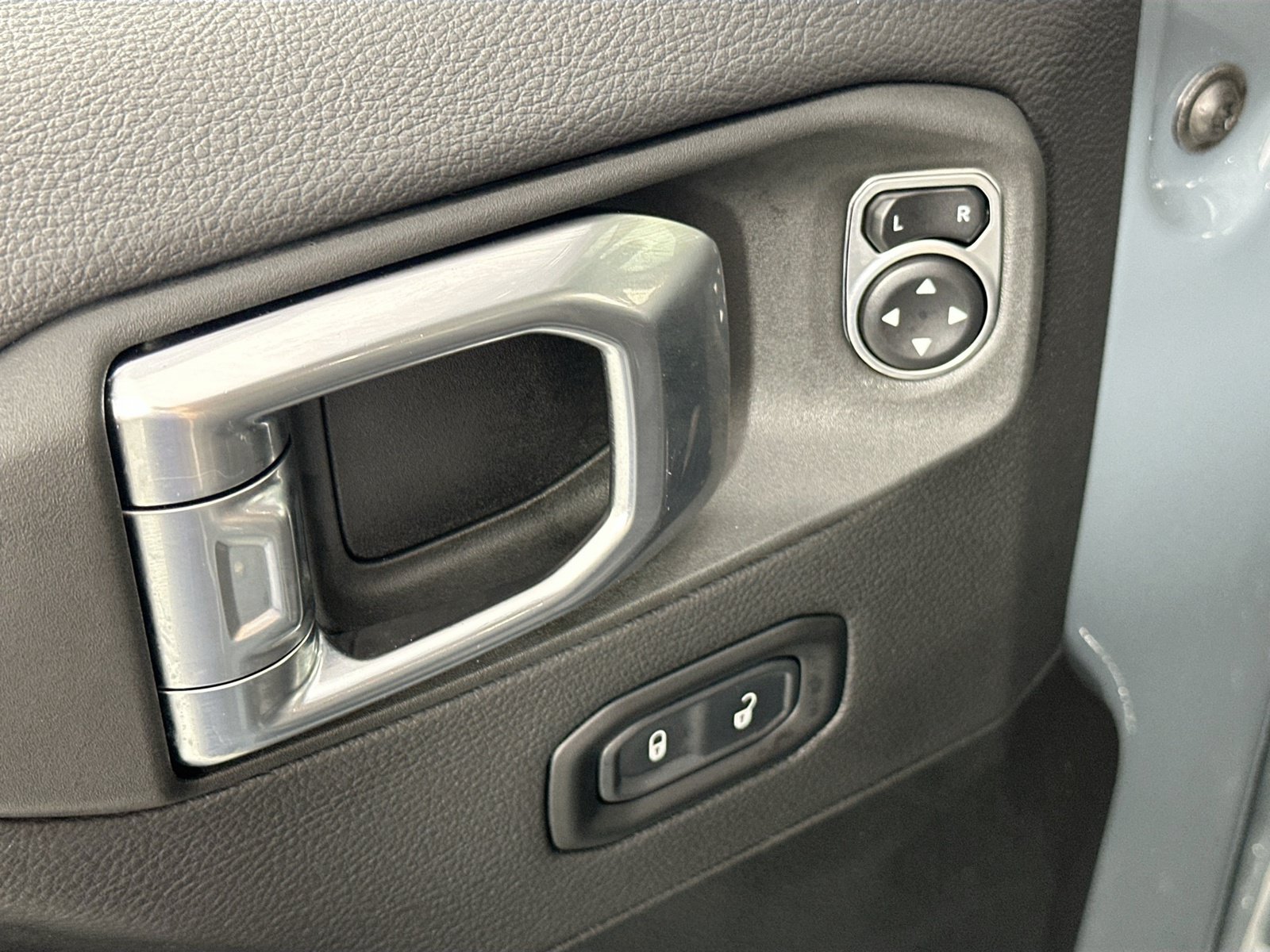 Used 2025 Jeep Gladiator Sport AWD/4WD image 17