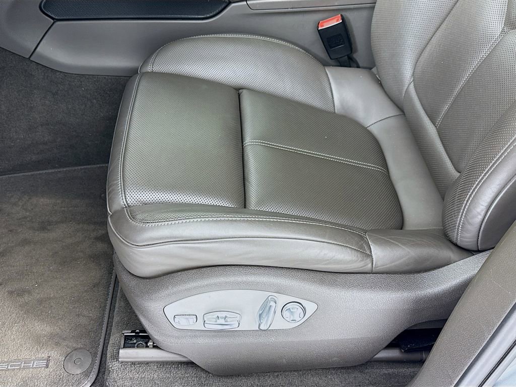 Certified 2023 Porsche Macan Turbo image 12