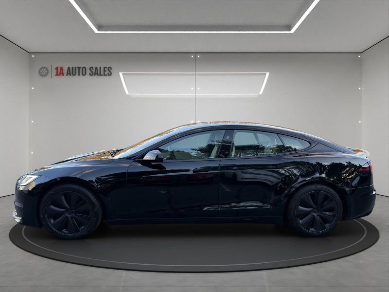 Used 2022 Tesla Model S Plaid image 2