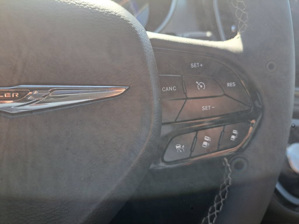 Used 2025 Chrysler Pacifica Limited FWD image 22