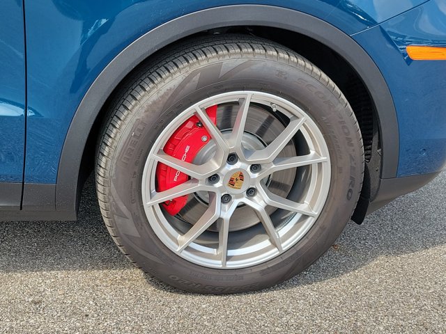 Certified 2025 Porsche Cayenne S AWD/4WD image 13