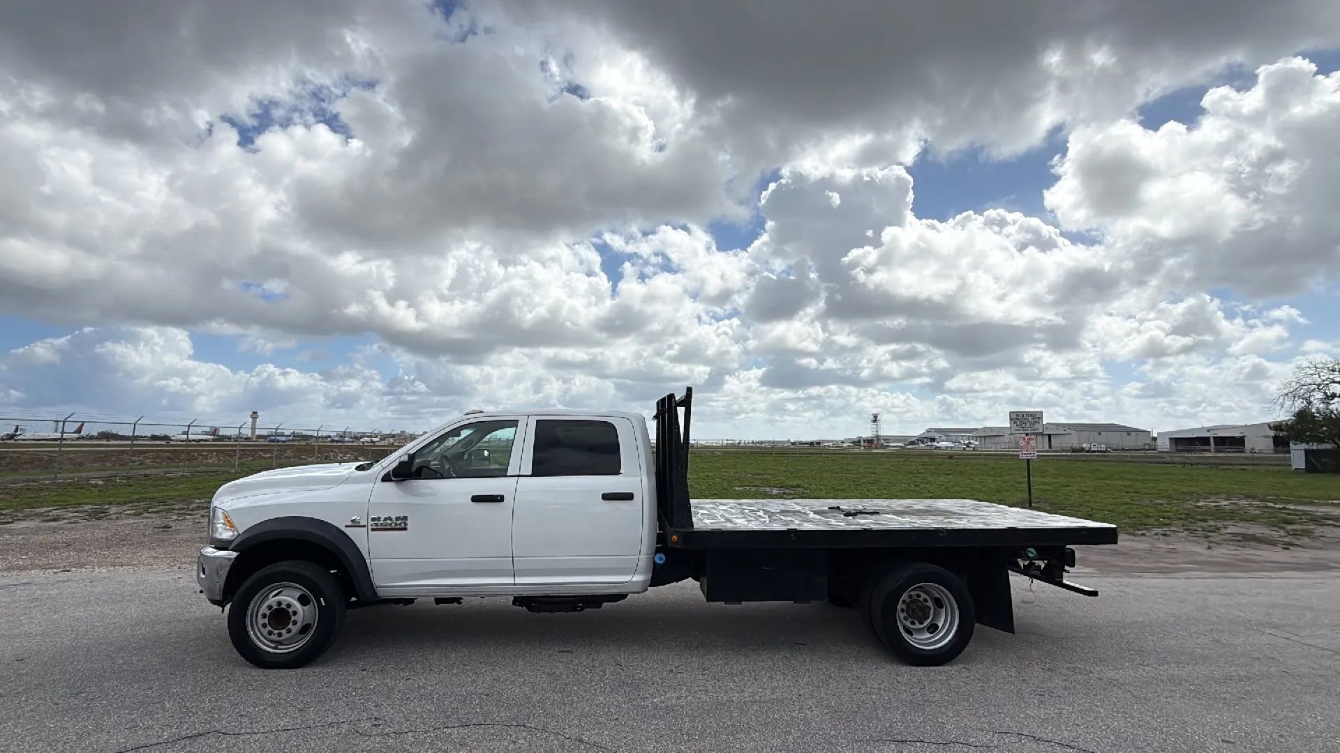 Used 2018 RAM 4500 Tradesman w/ Chrome Appearance Group image 2