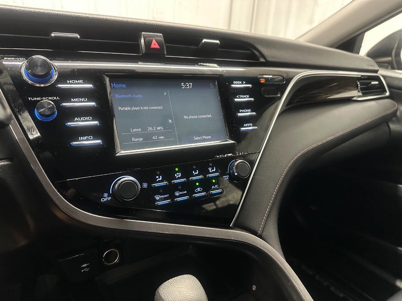 Used 2018 Toyota Camry LE image 25