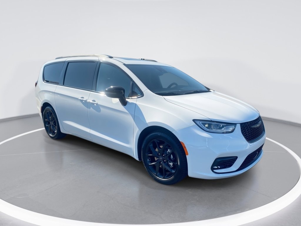 New 2026 Chrysler Pacifica Select w/ S Appearance Package image 1