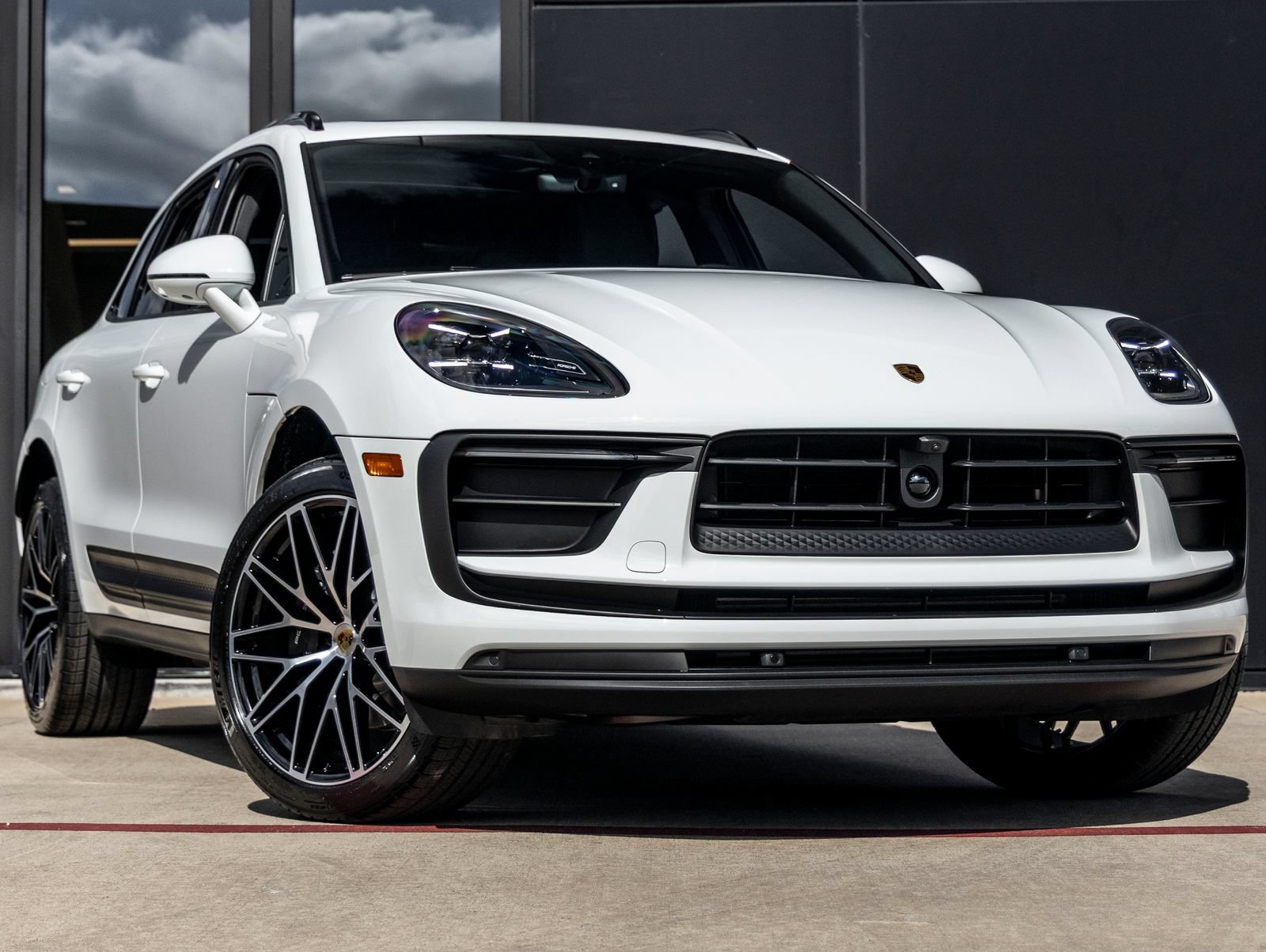 Certified 2026 Porsche Macan AWD/4WD image 6