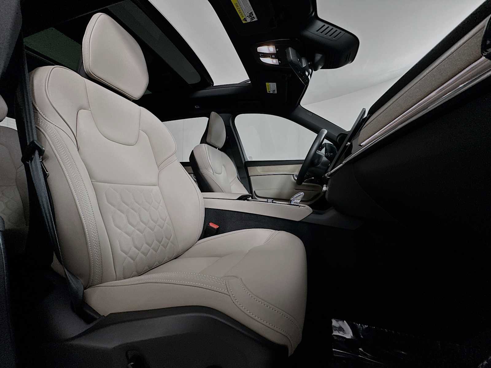 Used 2025 Volvo XC90 B6 Plus w/ Protection Package Premier image 28