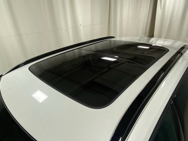 Used 2025 Volvo XC40 B5 Plus image 6