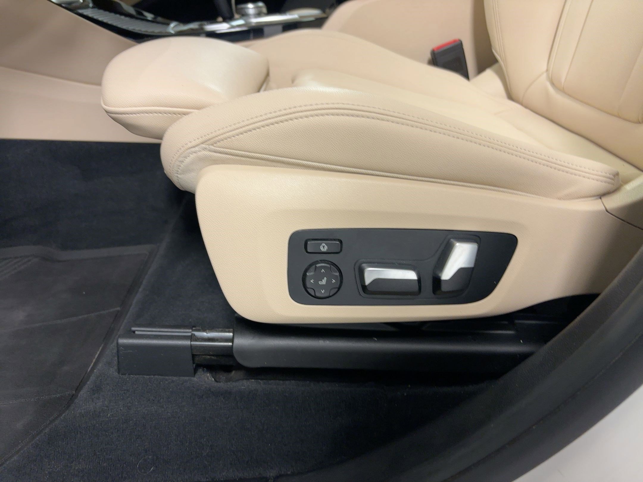 Used 2019 BMW X3 sDrive30i w/ Premium Package image 13