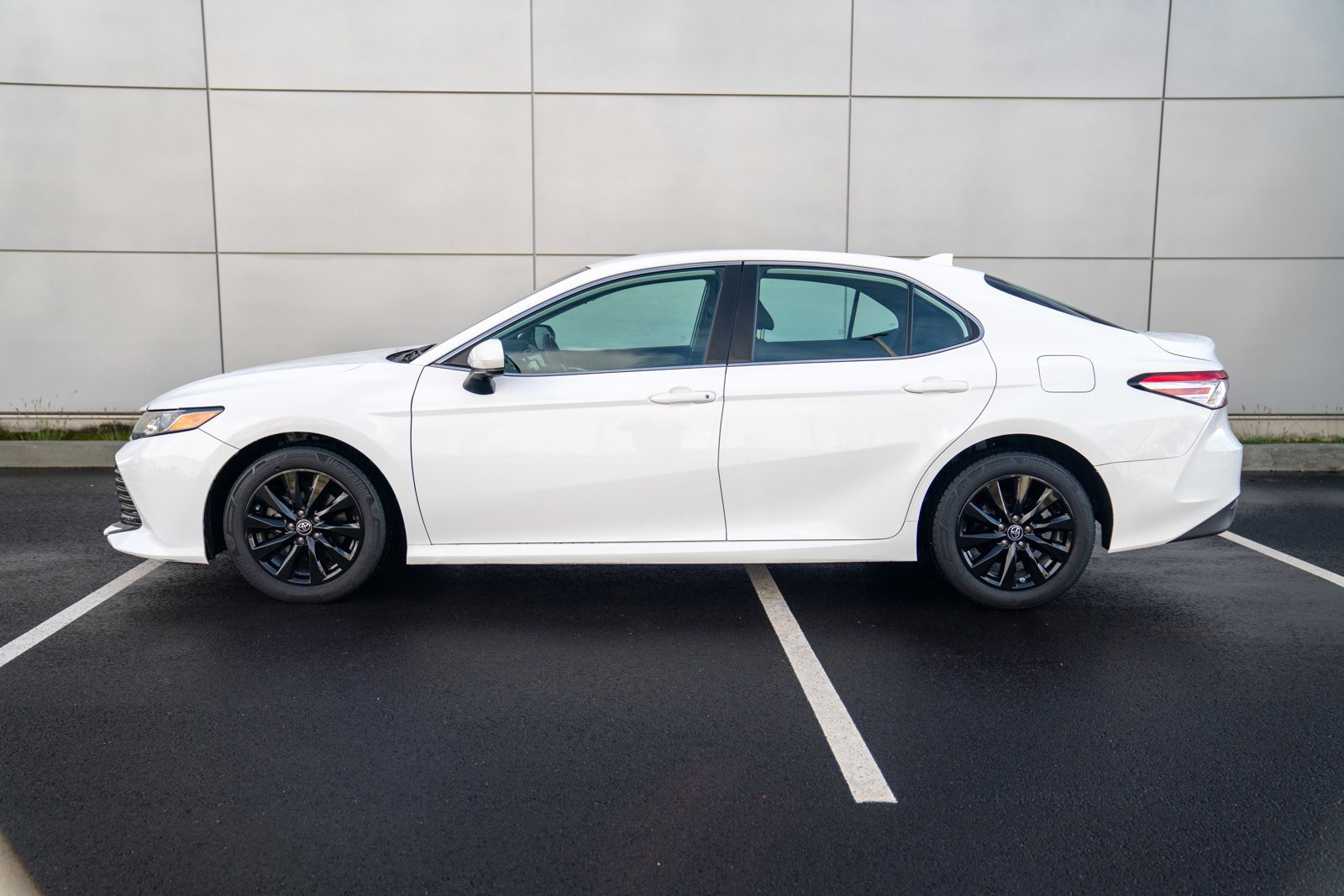 Used 2019 Toyota Camry LE image 2