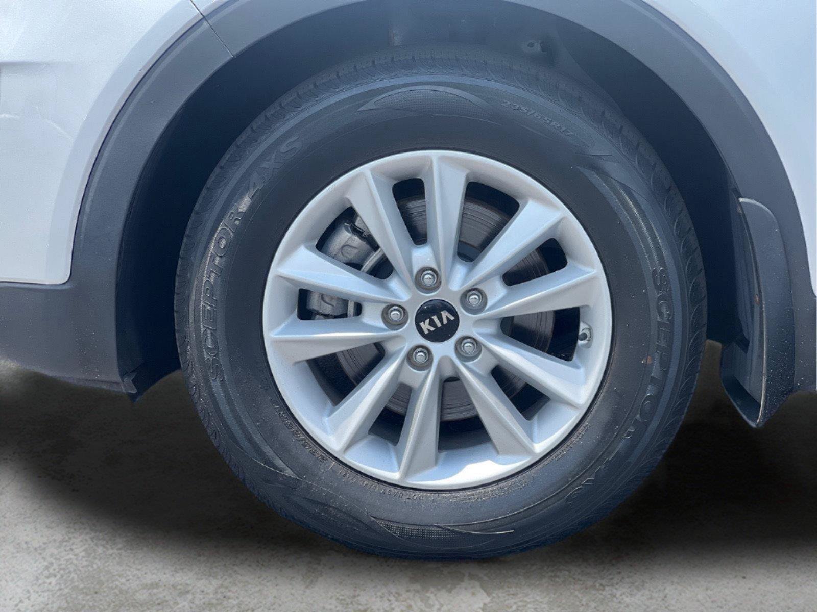 Used 2020 Kia Sorento LX FWD image 28