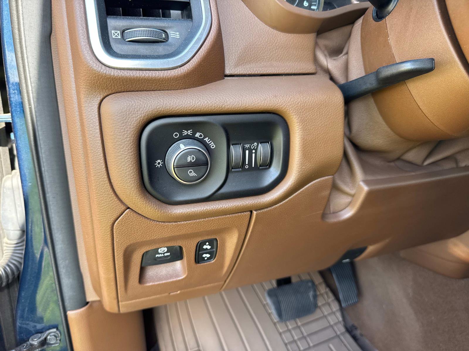 Used 2019 RAM 1500 Laramie AWD/4WD image 30