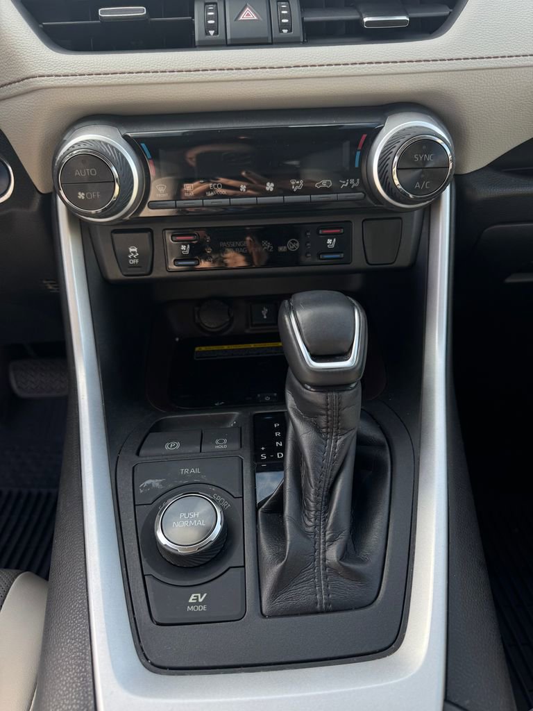 Used 2020 Toyota RAV4 Limited image 19