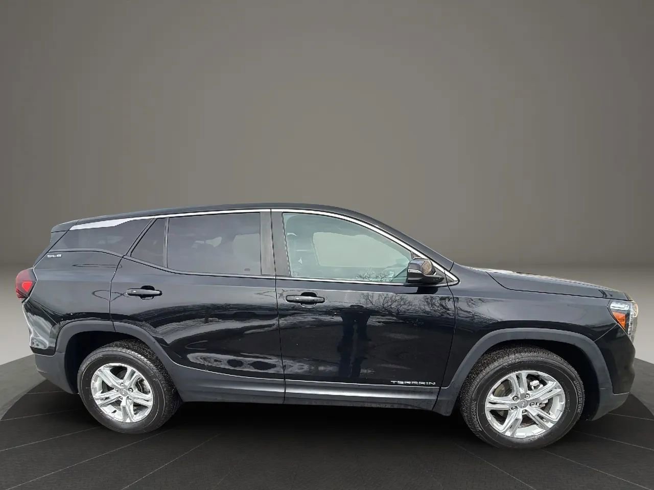 Used 2022 GMC Terrain SLE image 4
