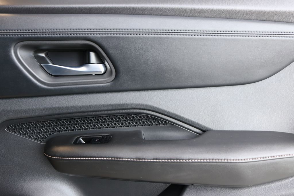 Used 2023 Nissan Ariya AWD image 32