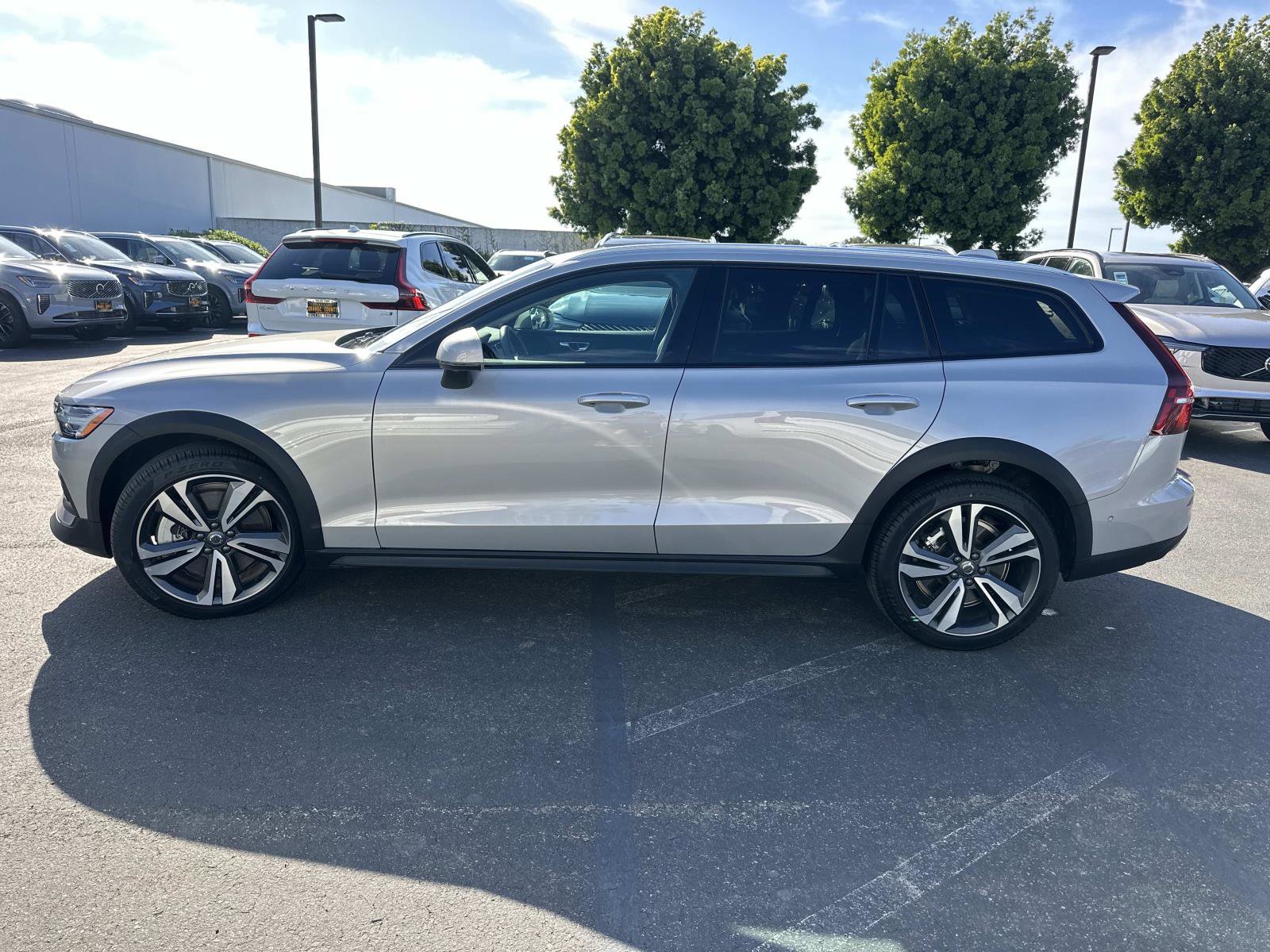 Certified 2025 Volvo V60 B5 Cross Country Plus image 8