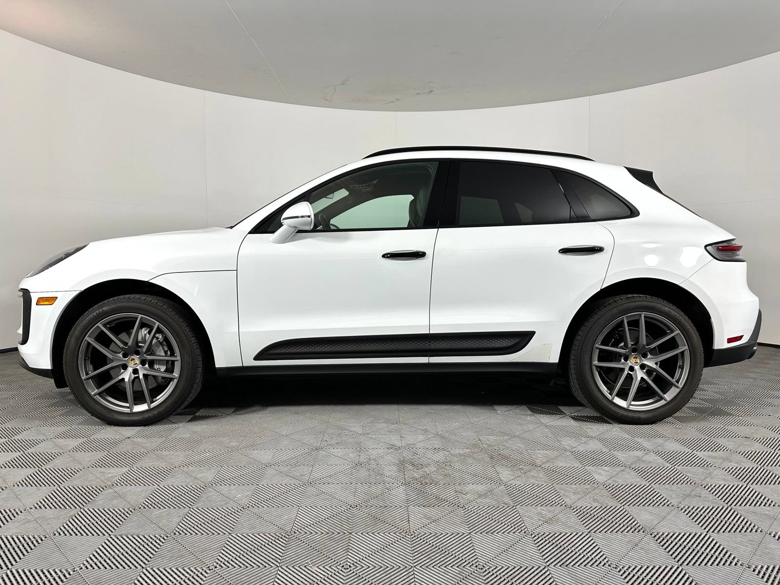 Used 2022 Porsche Macan AWD/4WD image 18