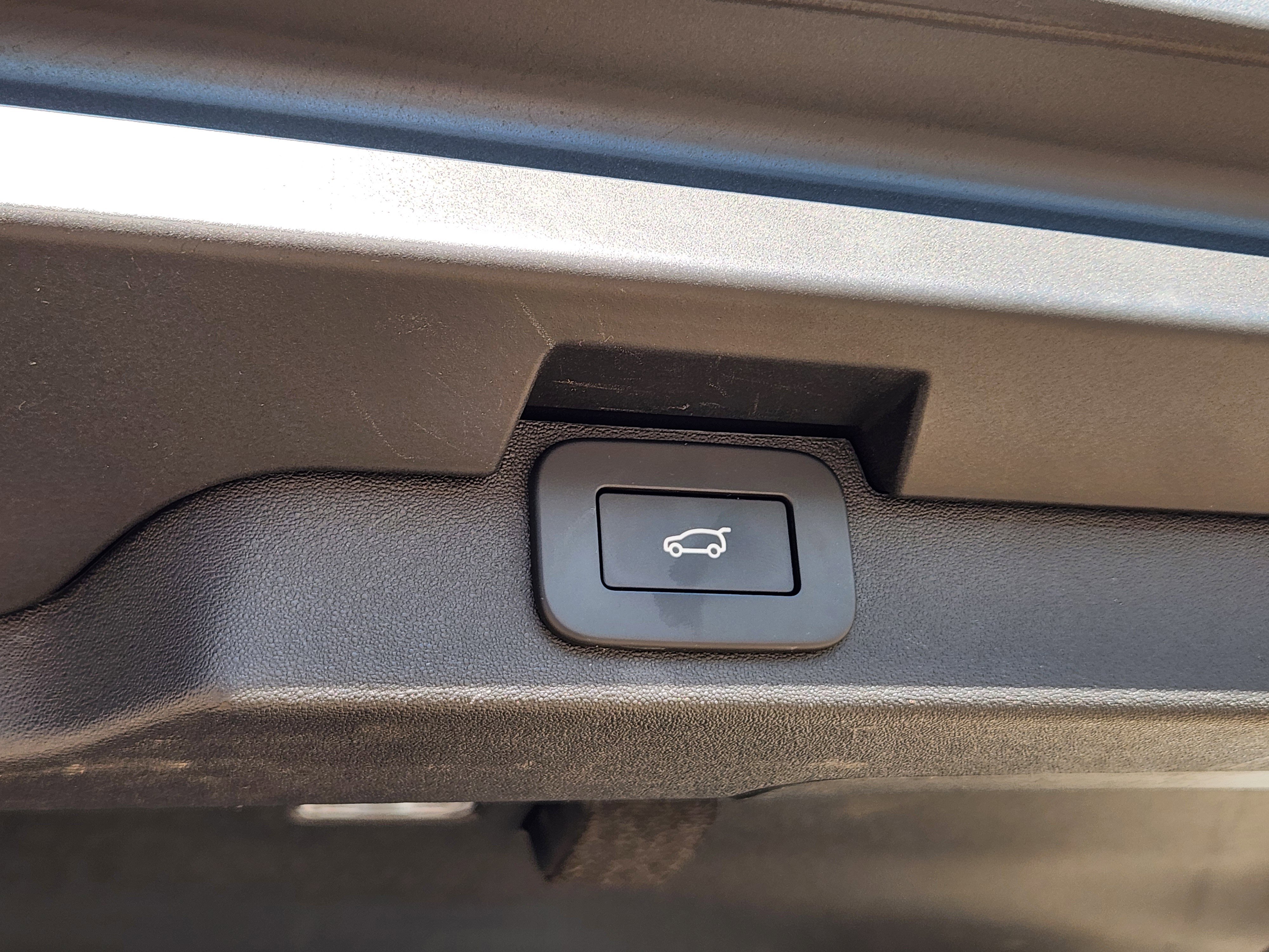 Certified 2024 Land Rover Discovery Dynamic SE image 38