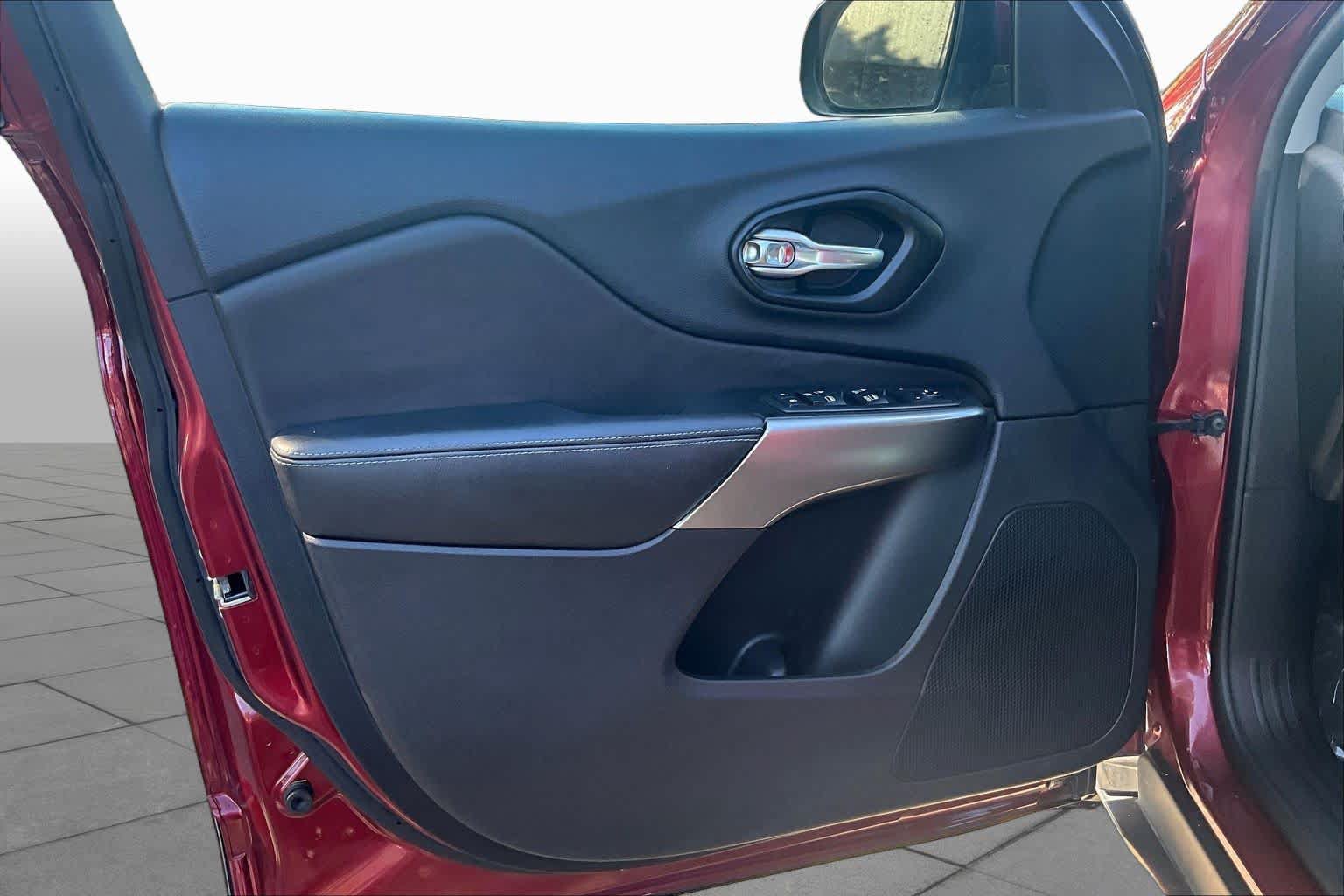 Used 2019 Jeep Cherokee Latitude Plus FWD image 22