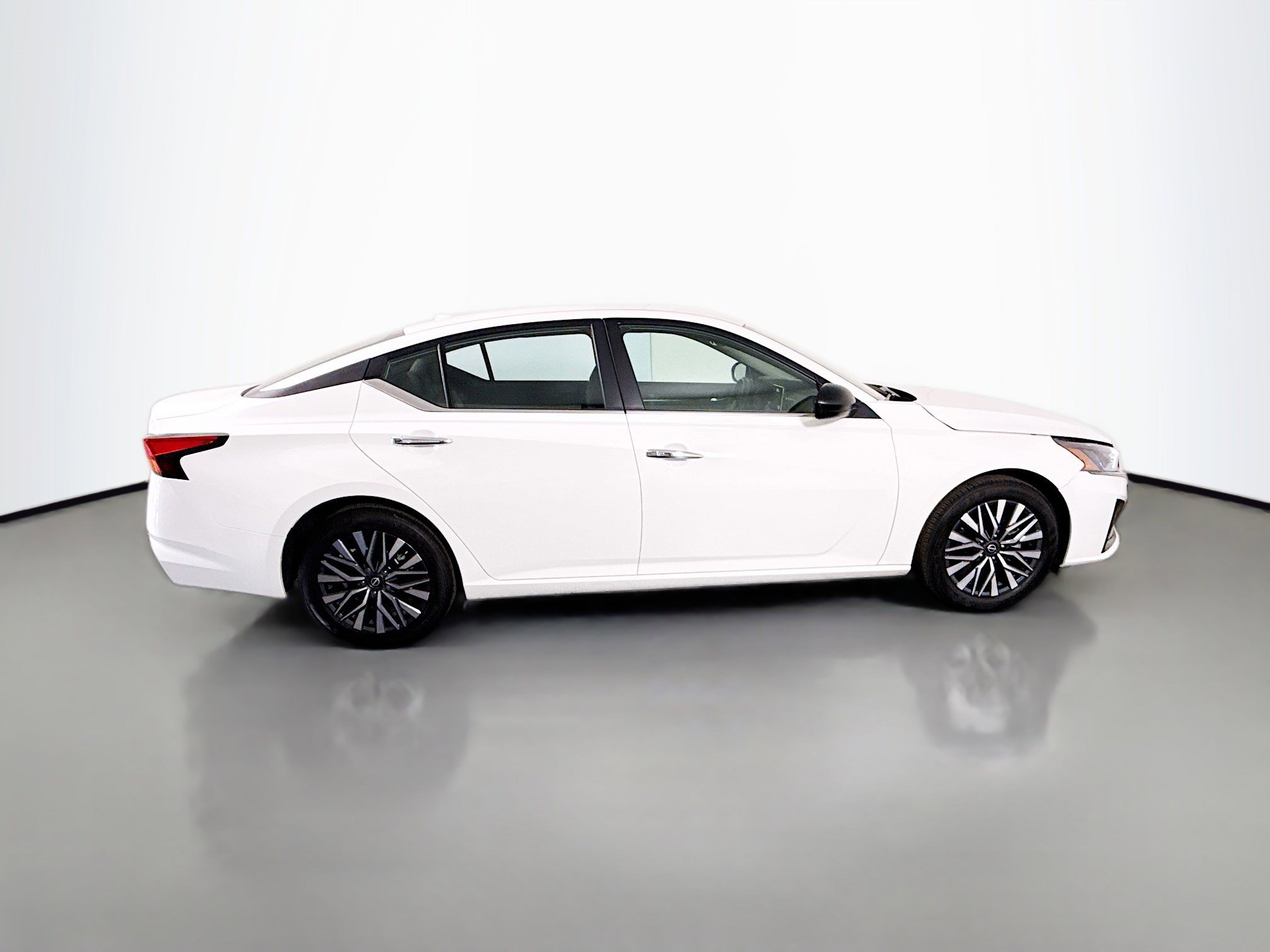 Used 2025 Nissan Altima 2.5 SV image 11