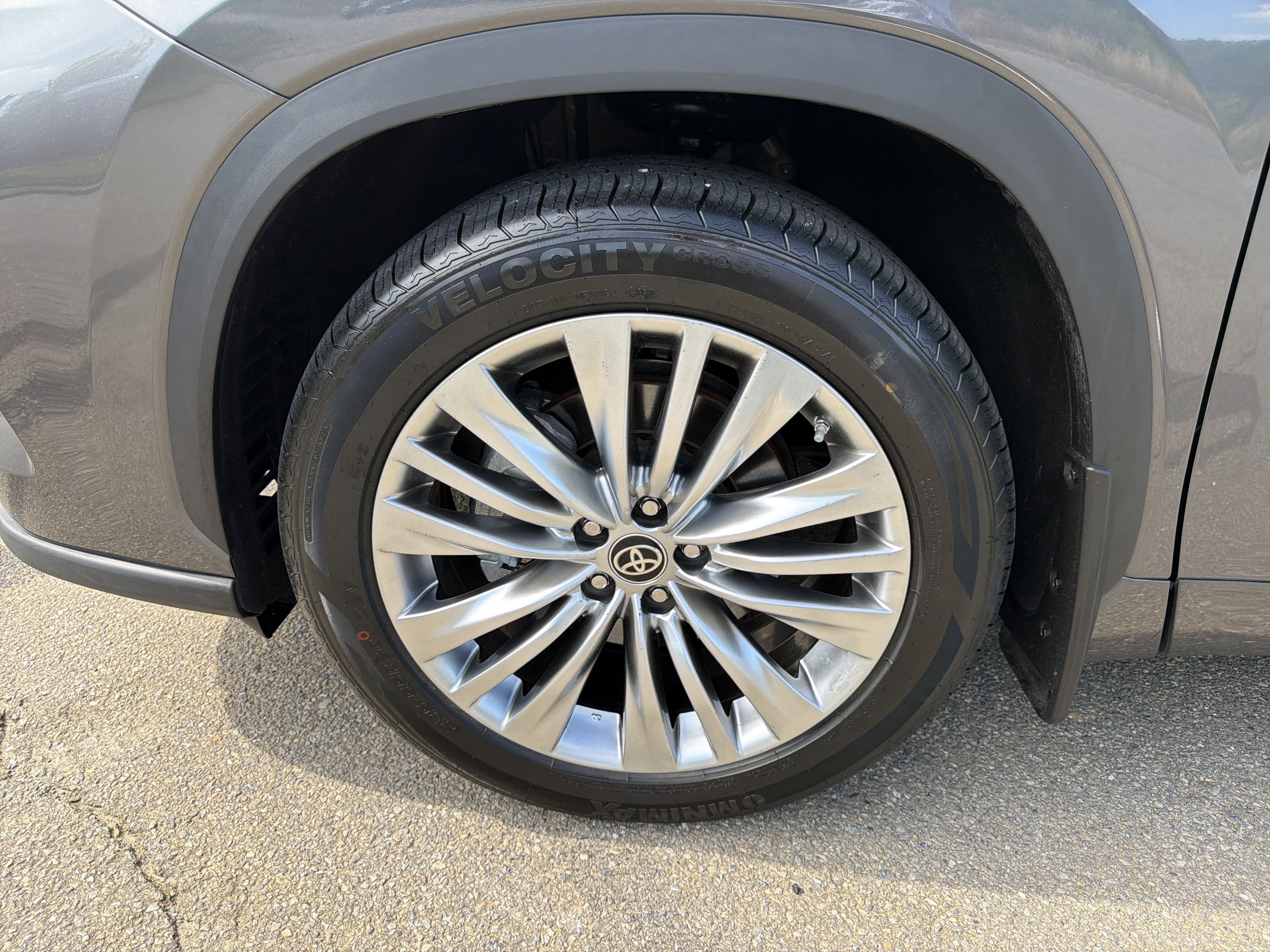 Used 2024 Toyota Highlander Platinum AWD/4WD image 11