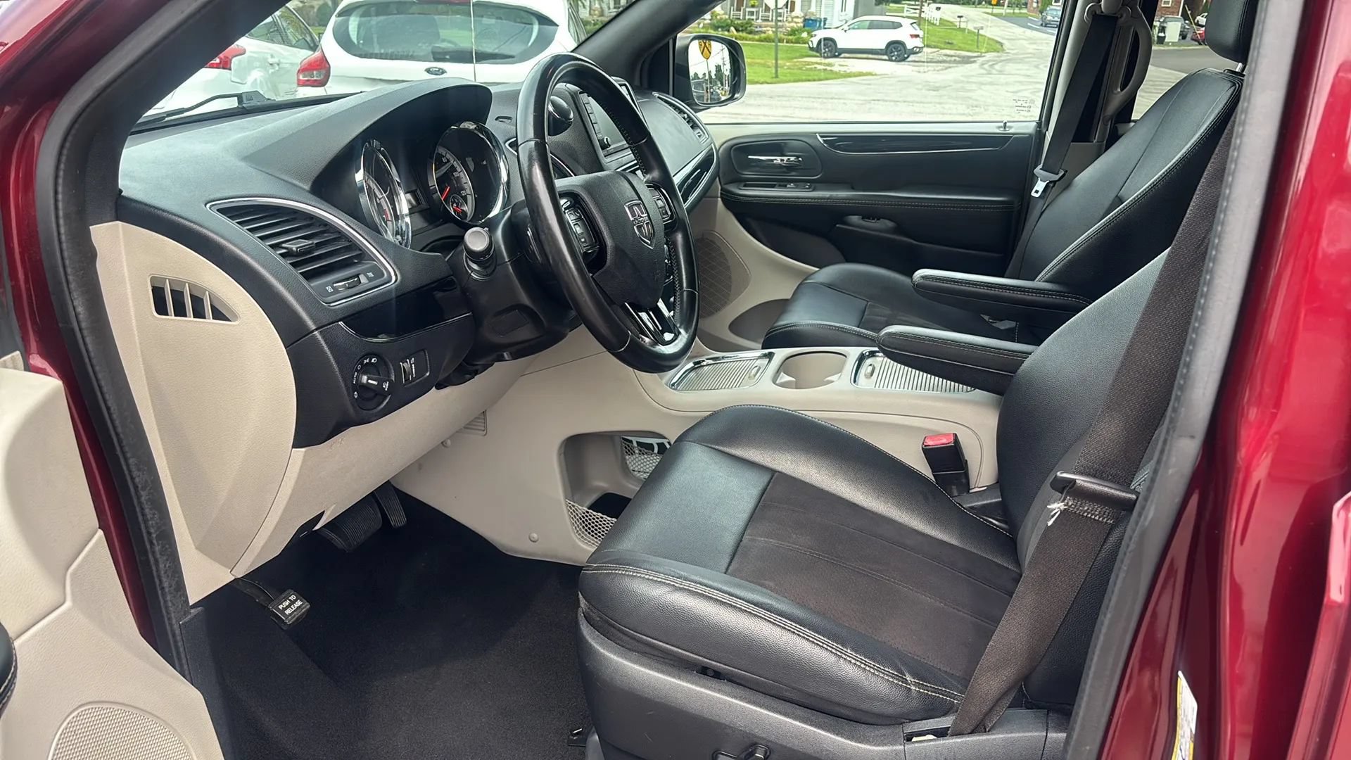 Used 2020 Dodge Grand Caravan SXT FWD image 25
