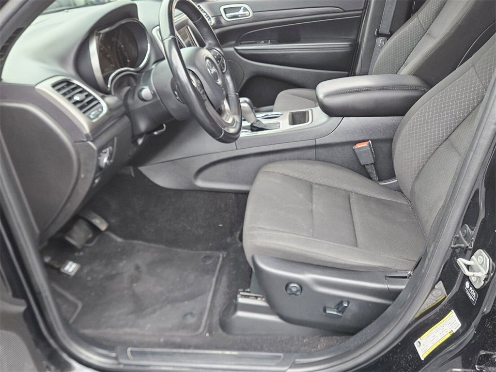 Used 2021 Jeep Grand Cherokee Laredo image 2