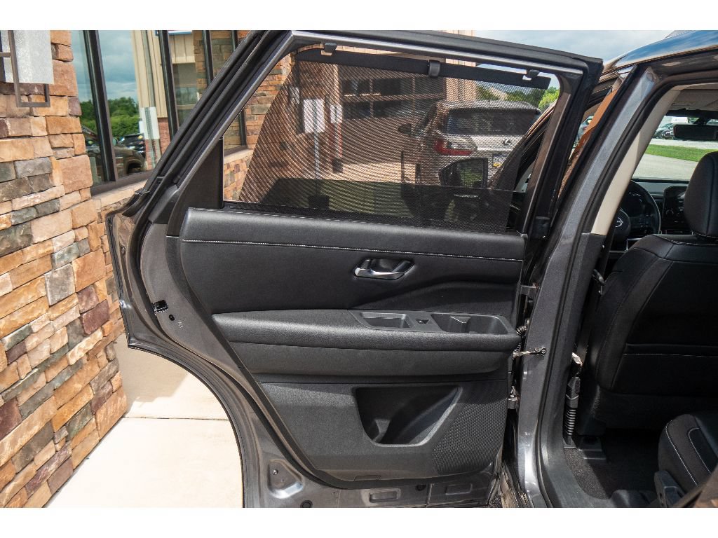 Used 2023 Nissan Pathfinder SL w/ Black Appearance Package AWD/4WD image 18