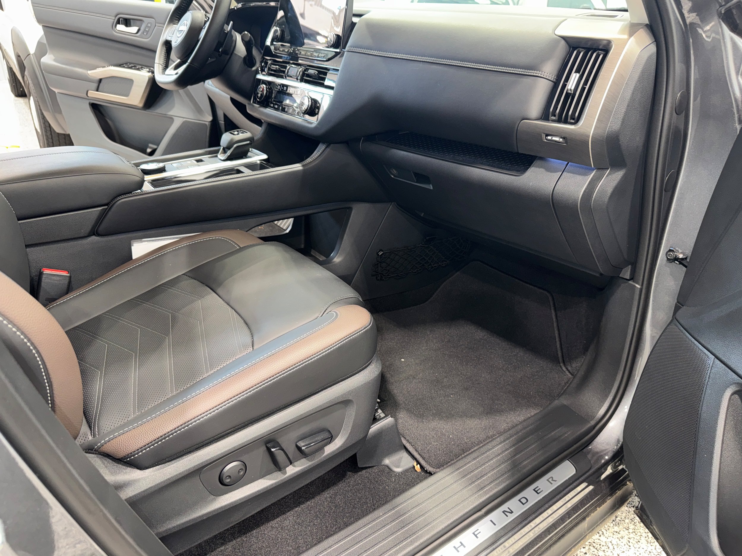 Used 2025 Nissan Pathfinder Platinum AWD/4WD image 15