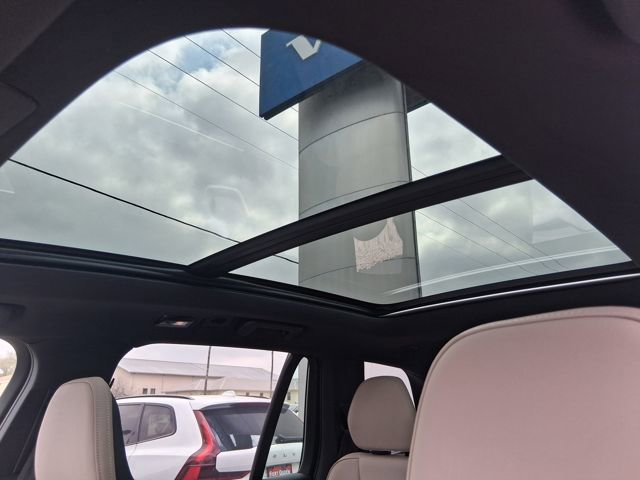 New 2026 Volvo XC90 B6 Plus w/ Protection Package Premier AWD/4WD image 18