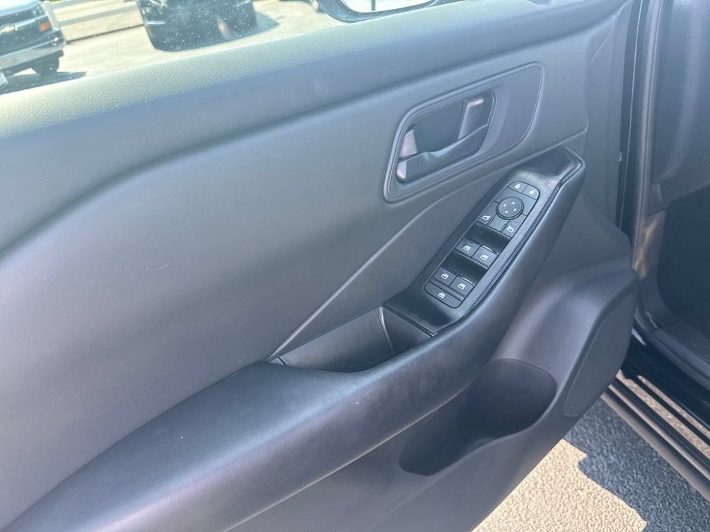 Used 2025 Nissan Rogue S AWD/4WD image 22