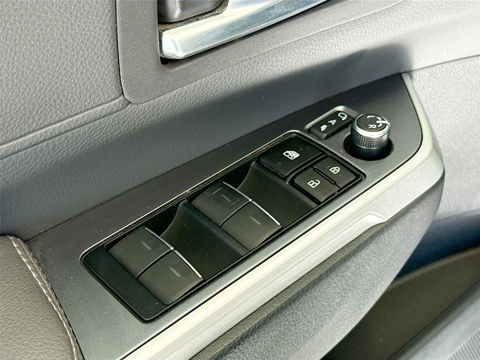 Used 2023 Toyota Sienna XSE image 18