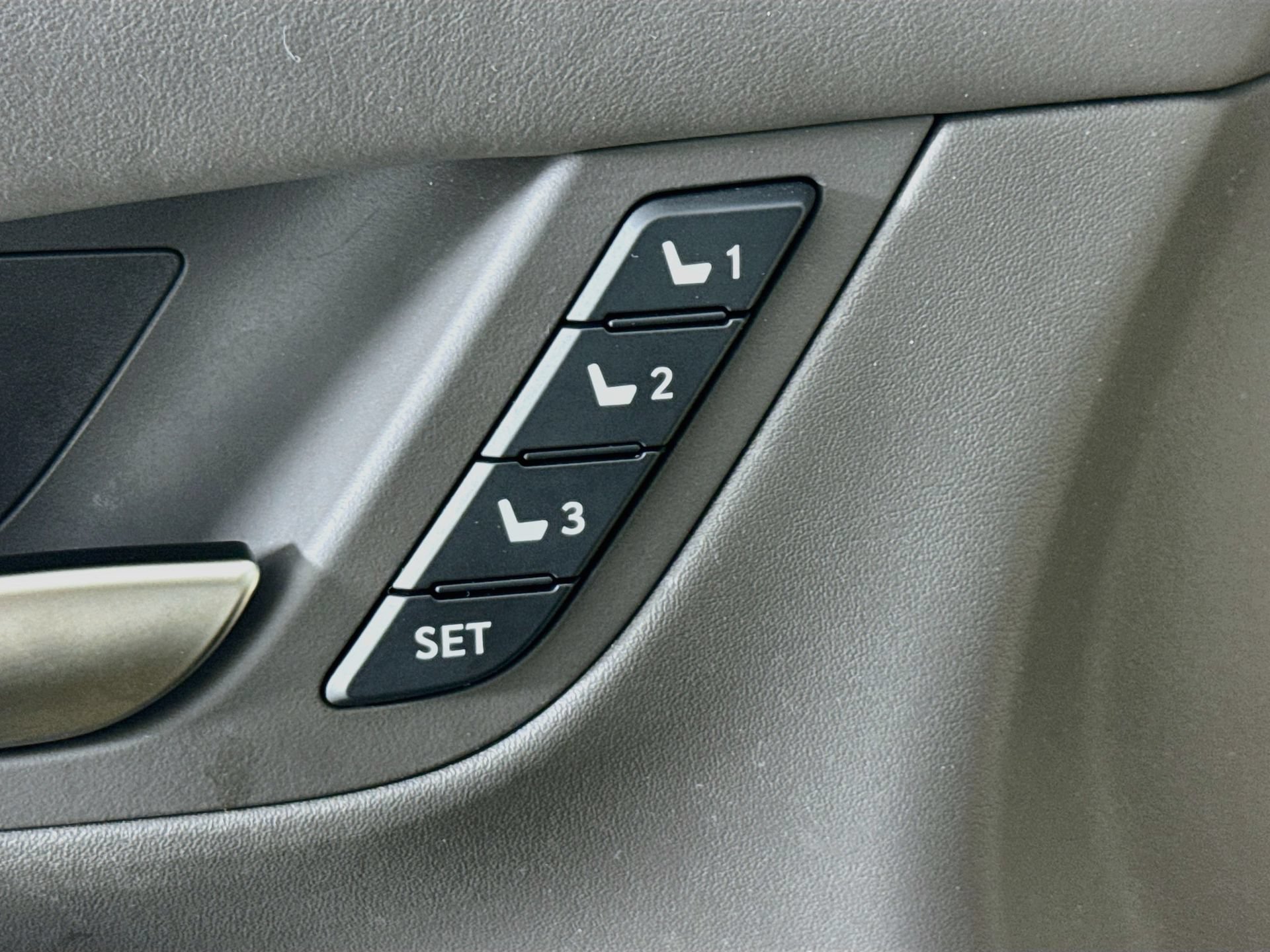 Used 2016 Lexus LX 570 4WD w/ Luxury Package image 21