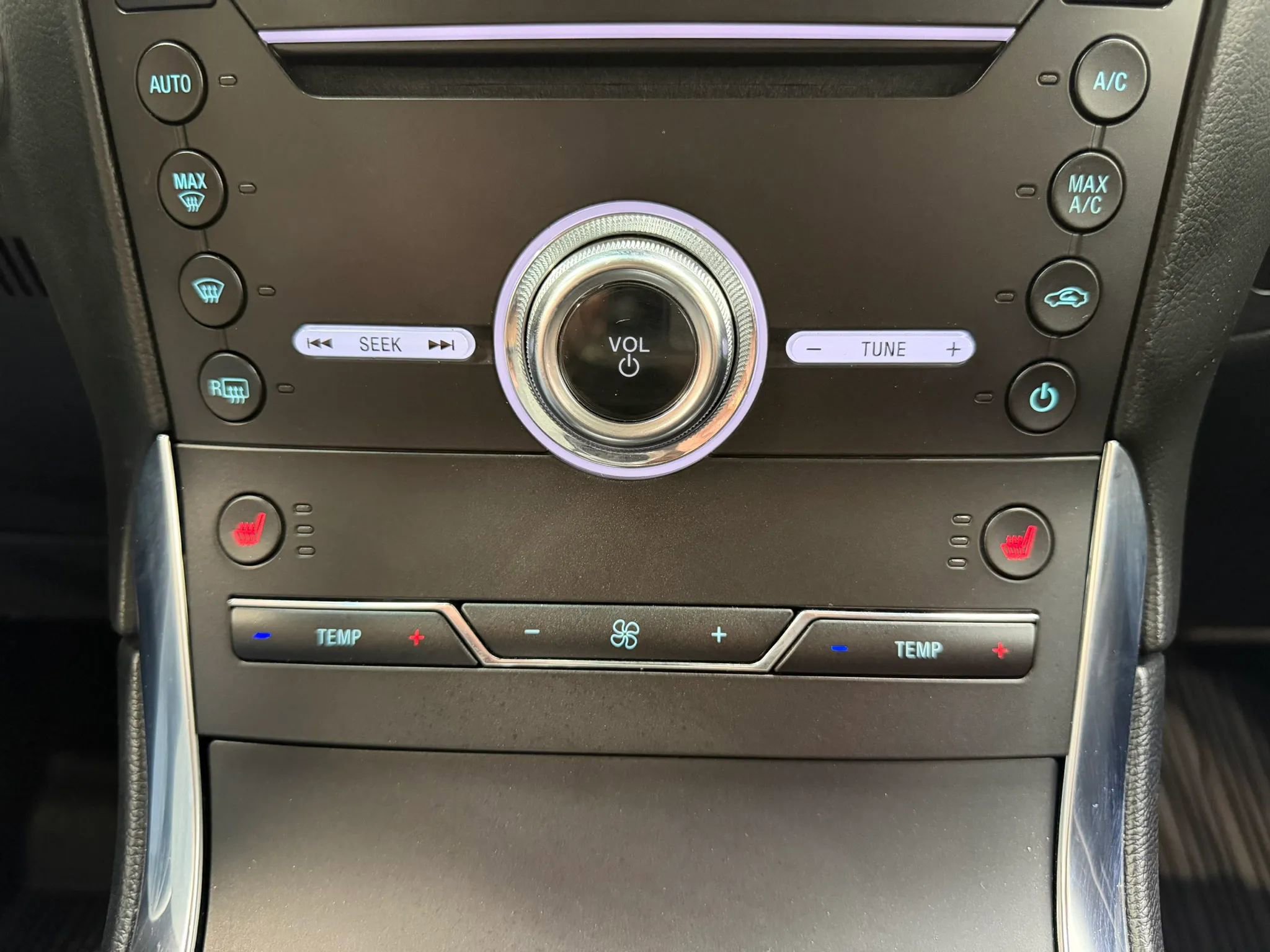 Used 2019 Ford Edge Titanium w/ Cold Weather Package AWD/4WD image 27