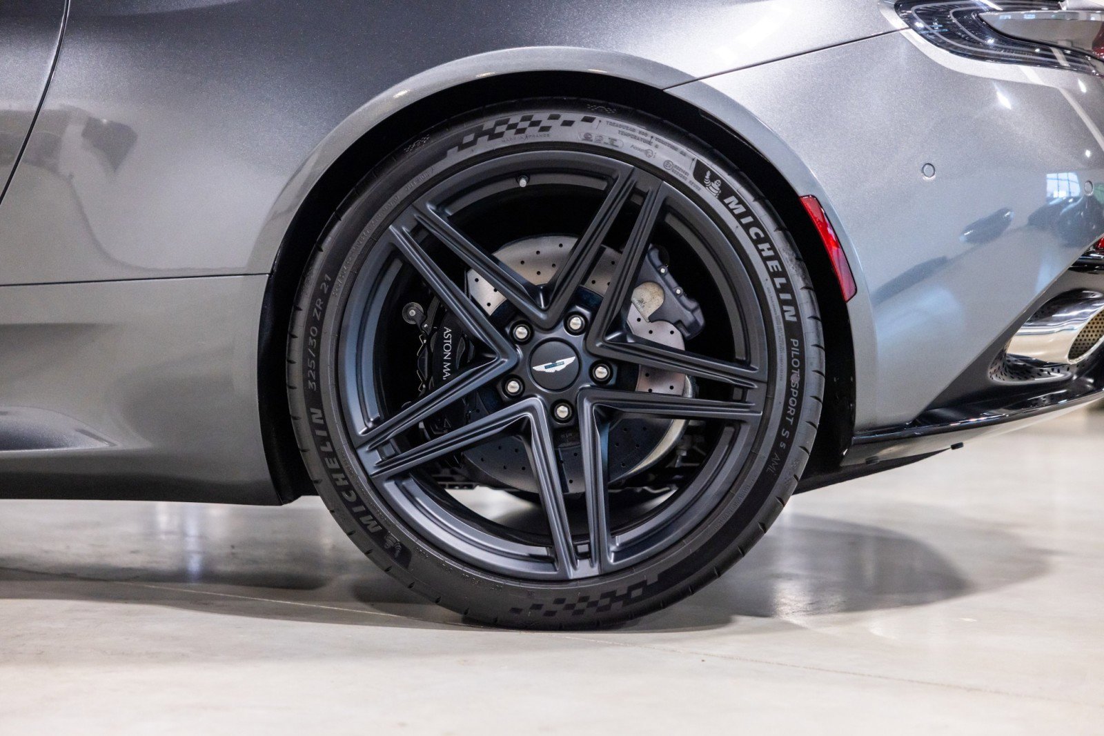 Used 2024 Aston Martin DB12 Coupe image 17