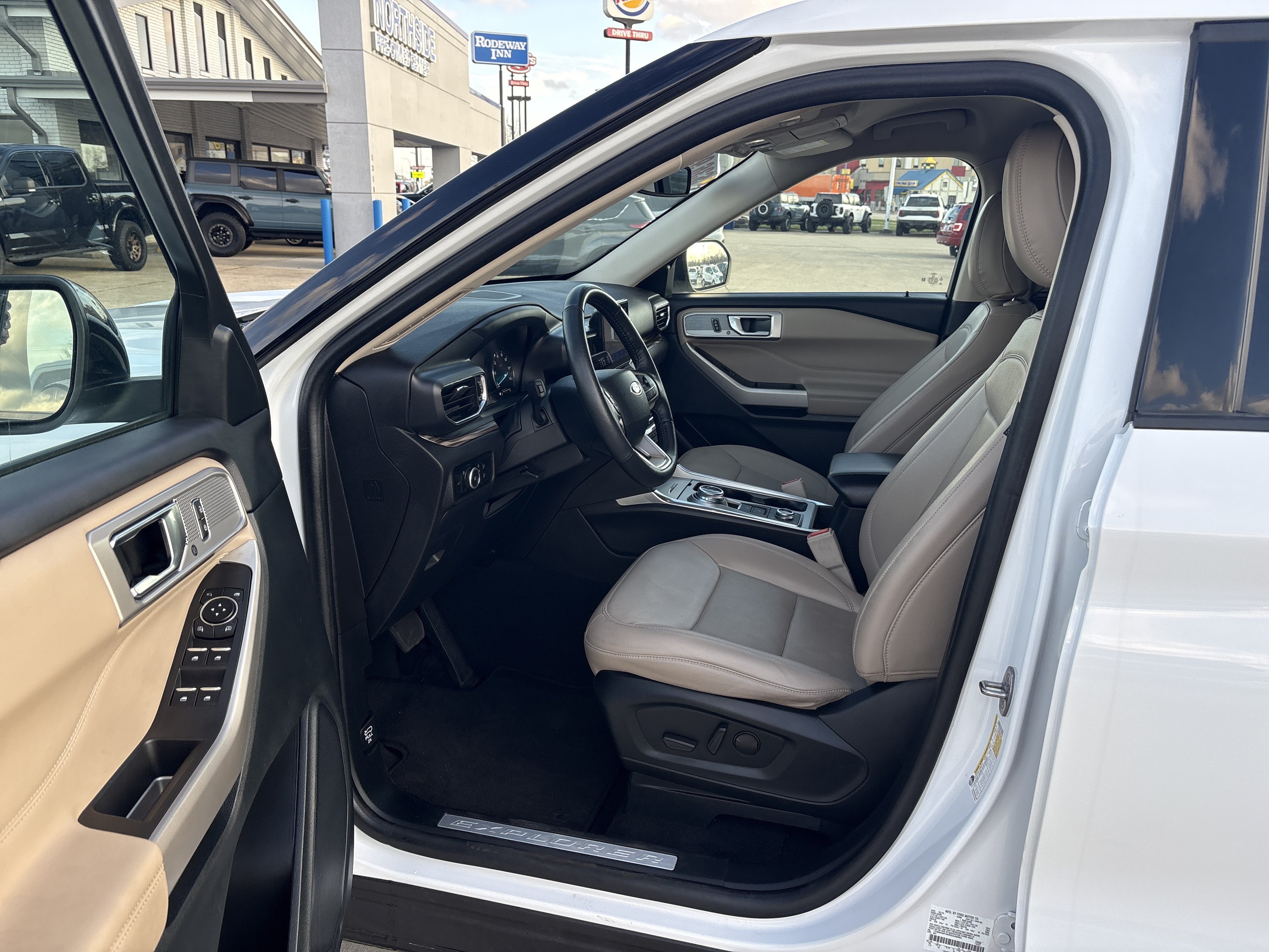 Used 2024 Ford Explorer Limited AWD/4WD image 14