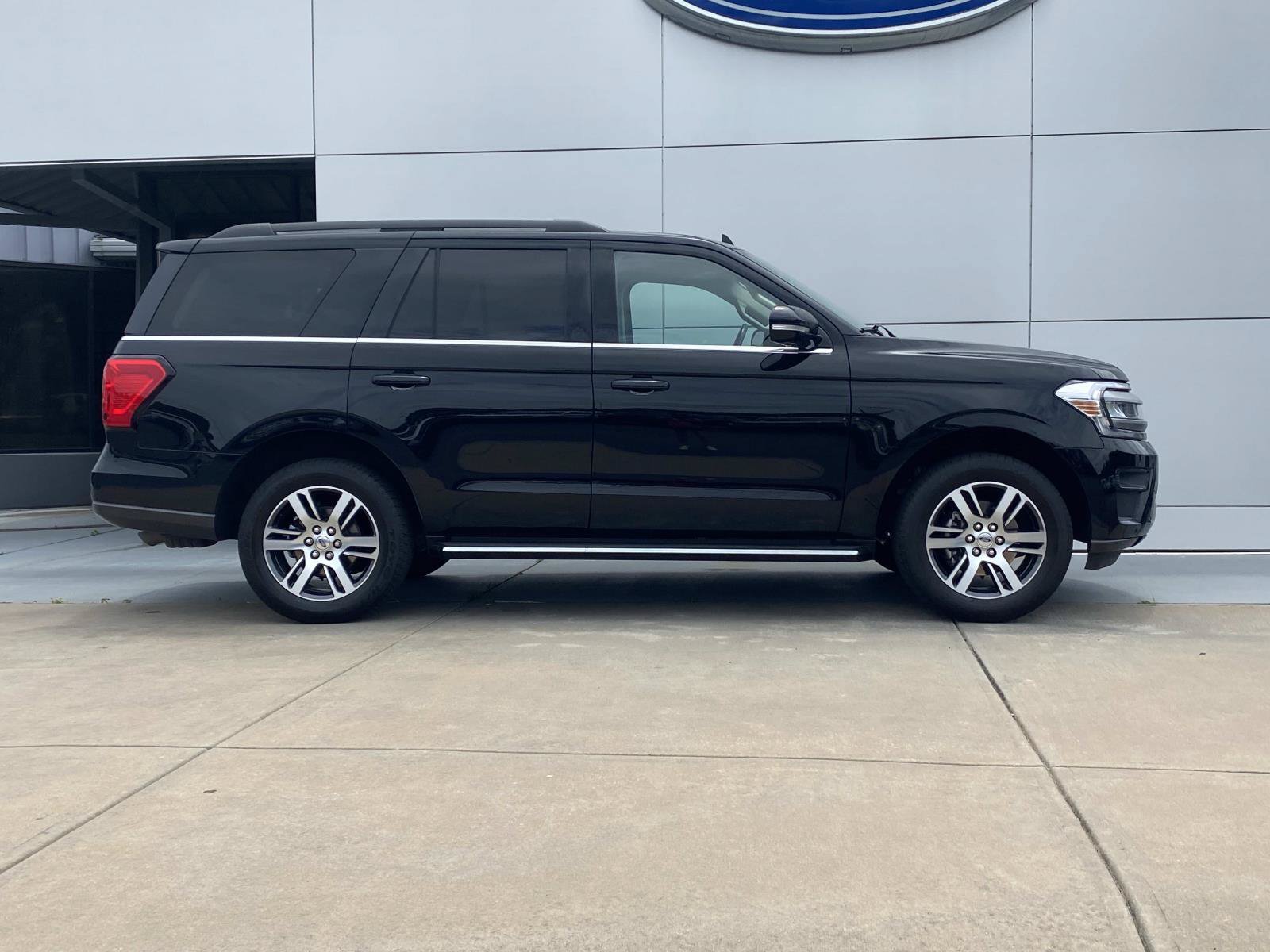 Used 2023 Ford Expedition XLT AWD/4WD image 3