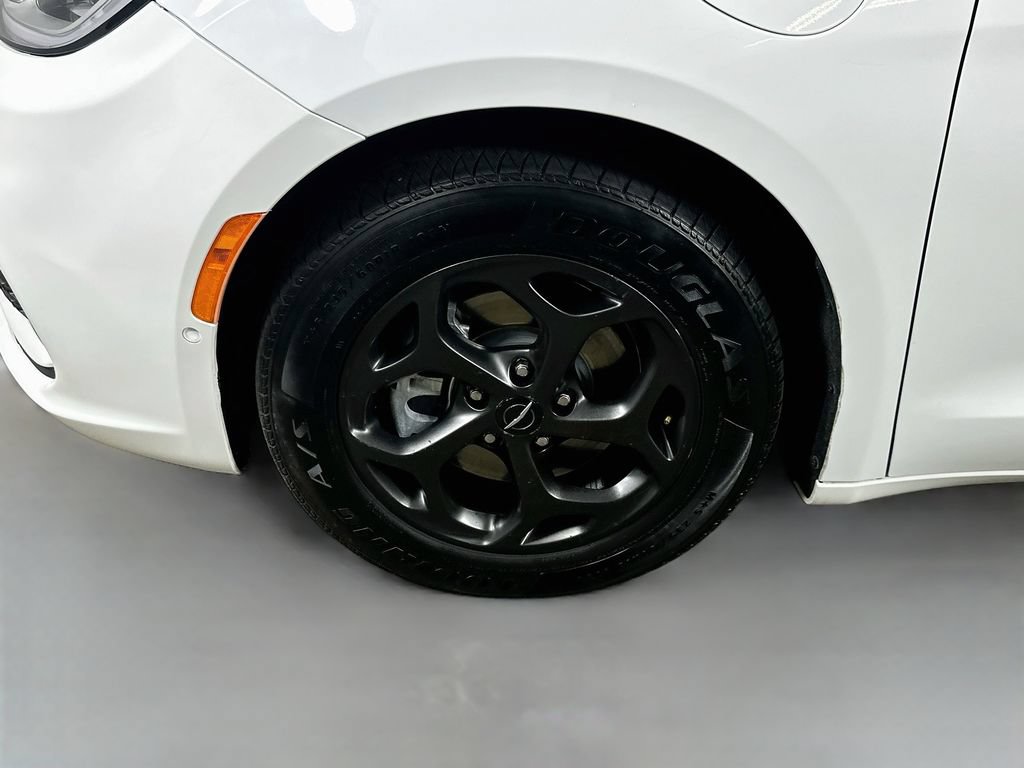 Used 2024 Chrysler Pacifica Premium FWD image 8