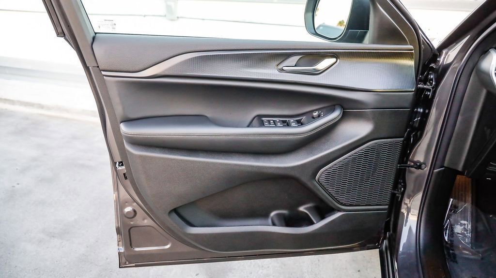 New 2025 Jeep Grand Cherokee L Laredo w/ Luxury Tech Group I image 23