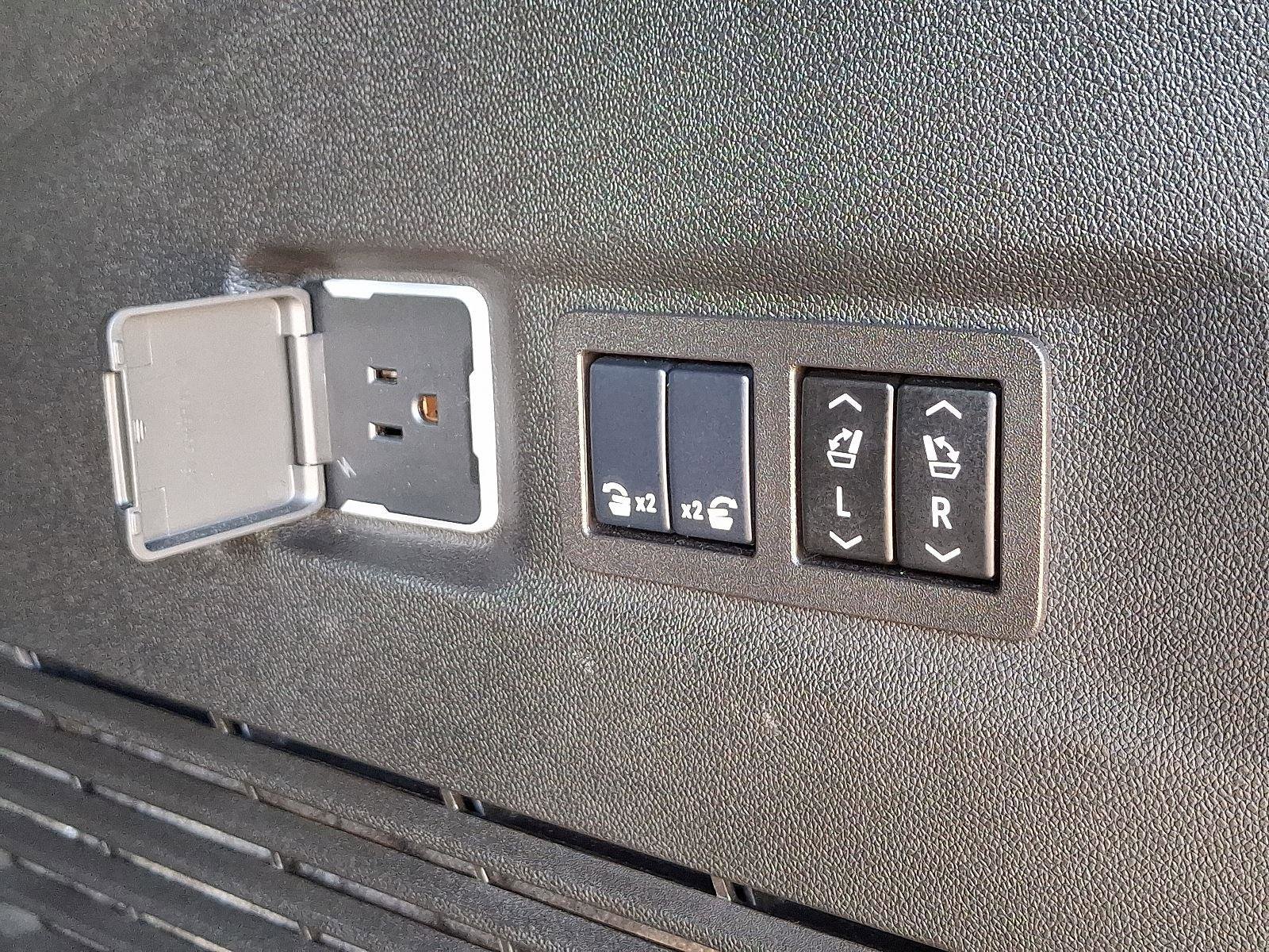 Used 2024 Chevrolet Suburban Premier w/ Advanced Technology Package image 35