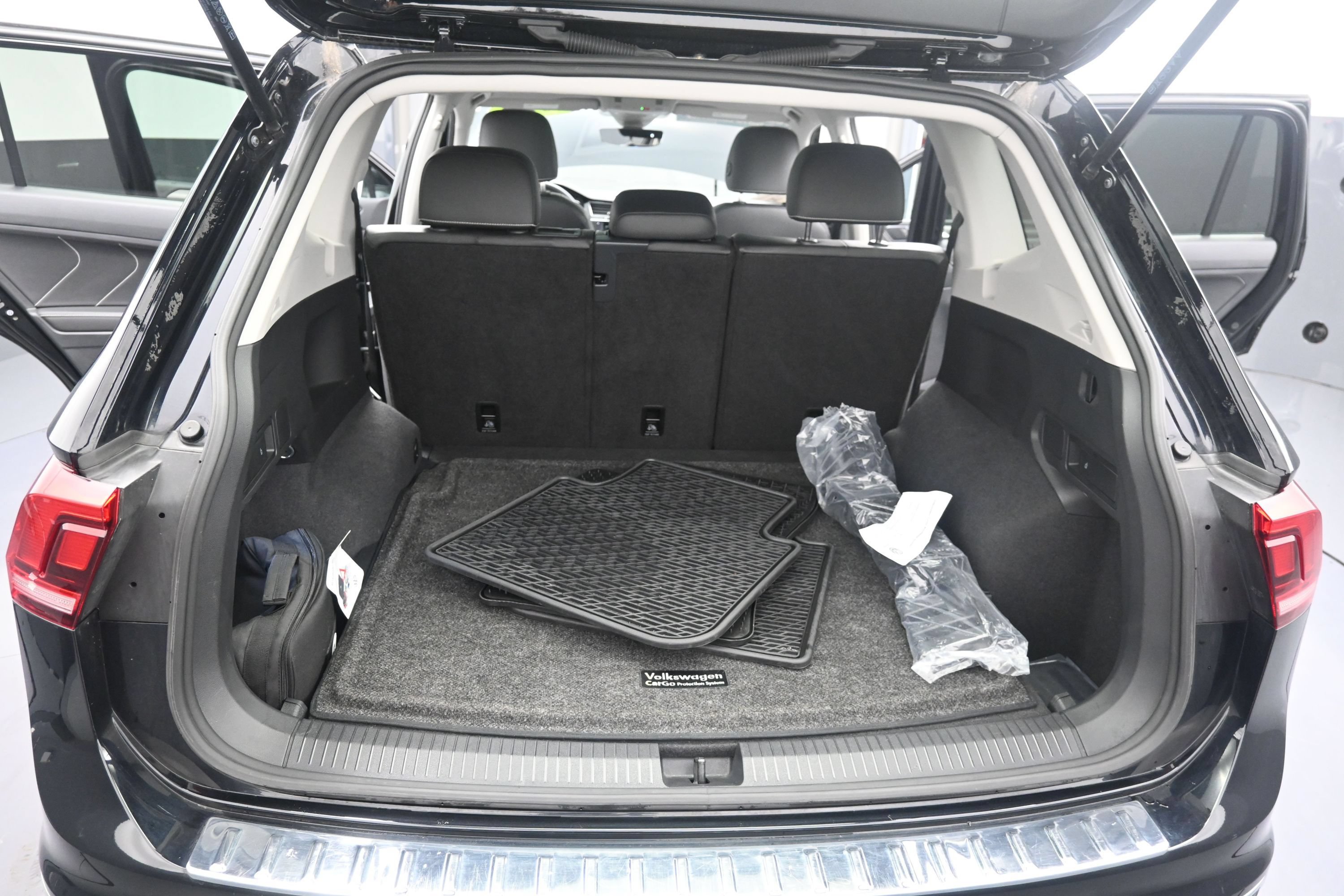 Used 2023 Volkswagen Tiguan SE w/ Panoramic Sunroof Package AWD/4WD image 39
