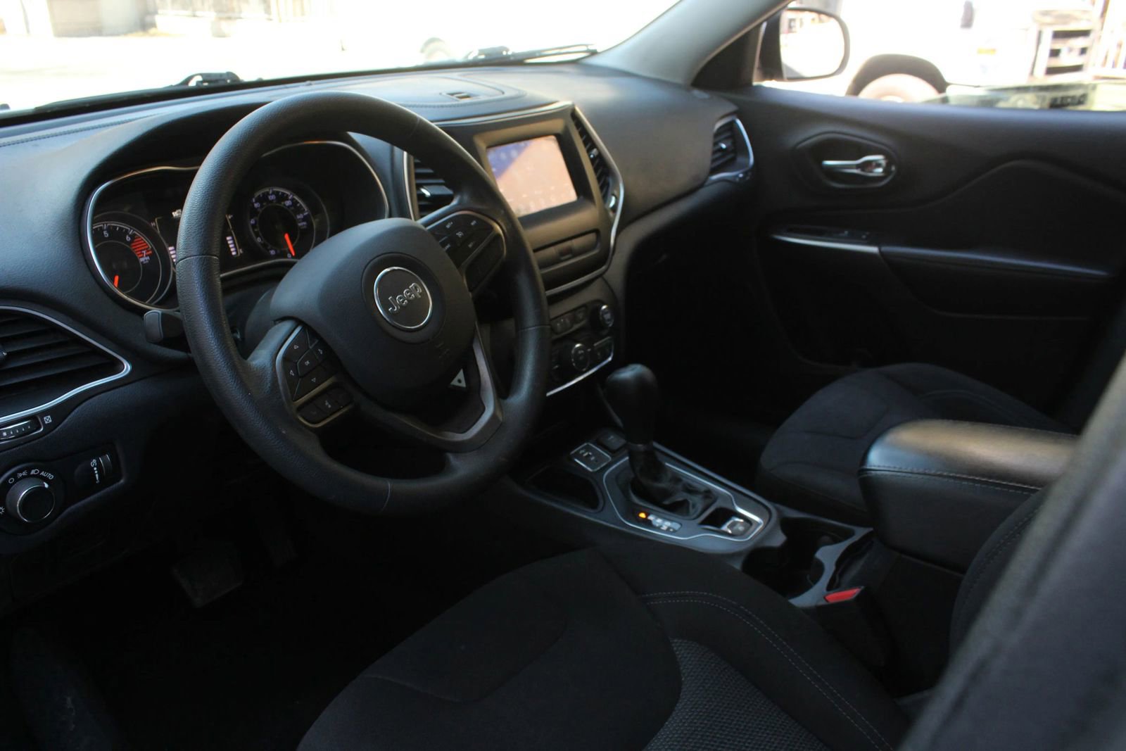 Used 2020 Jeep Cherokee Latitude FWD image 13