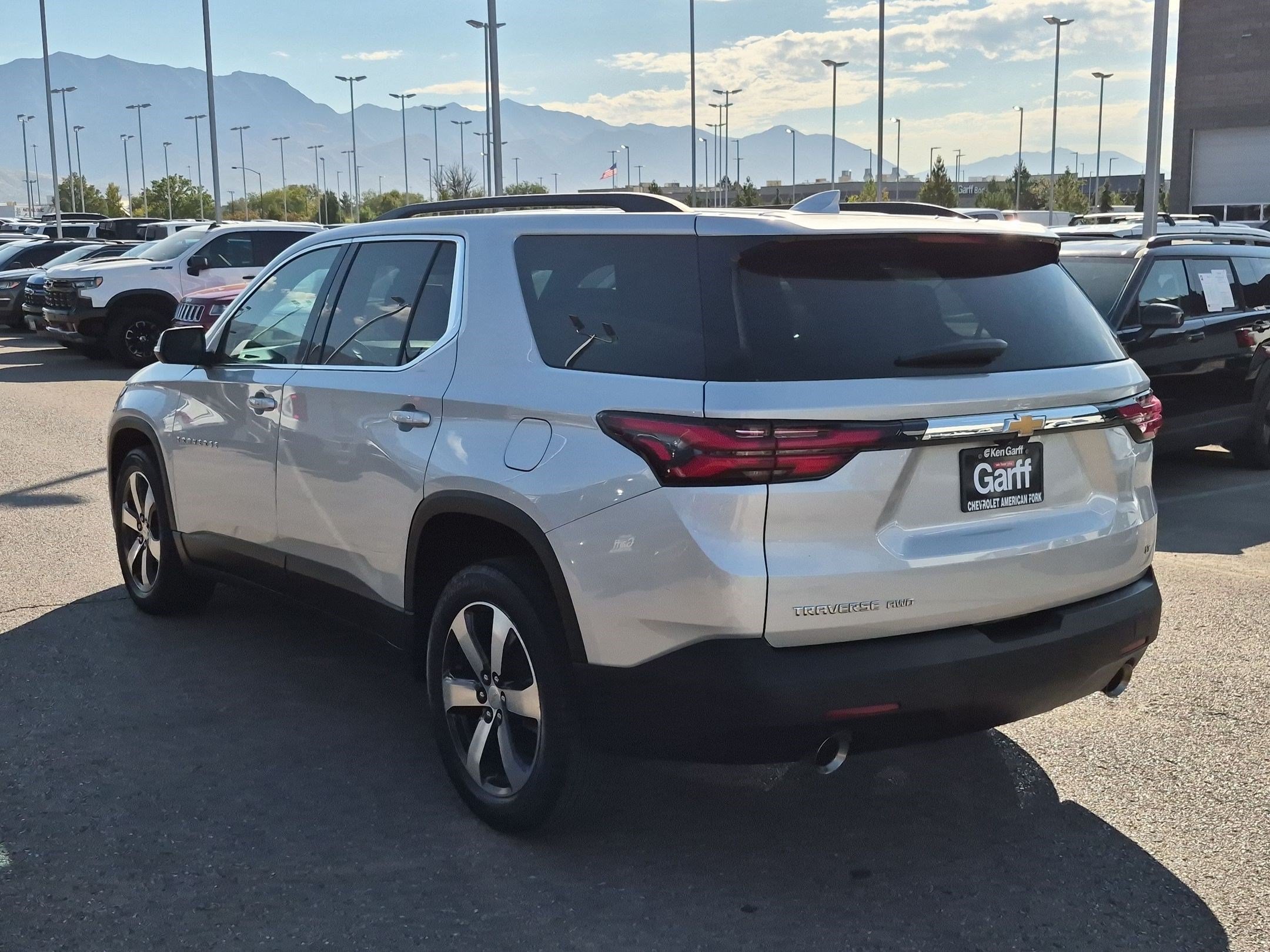 Used 2022 Chevrolet Traverse LT w/ LT Premium Package AWD/4WD image 5